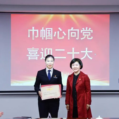 市婦聯(lián)、市總工會(huì )領(lǐng)導來(lái)集團授牌公交巾幗事業(yè)再迎盛事