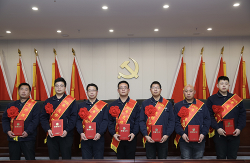 0206 修理能手從左至右依次為 邵冠峰、王寶玉、潘春樂(lè )、李龍、許特斯、韓利杰、寇增亮.jpg