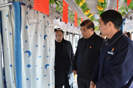 “娘家人”來(lái)公交 職工暖心增信心 市總工會(huì )黨組書(shū)記、常務(wù)副主席杜中岳一行到公交集團調研