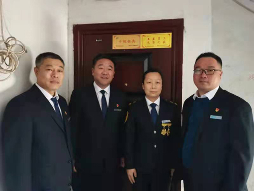 “一人得獎，全家光榮” 送“牌”上門(mén)，集團為標兵先進(jìn)送去榮譽(yù)喜報牌匾