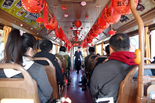 慶祝建司70周年！洛陽(yáng)公交集團邀請市民代表“零距離”探秘公交03.JPG