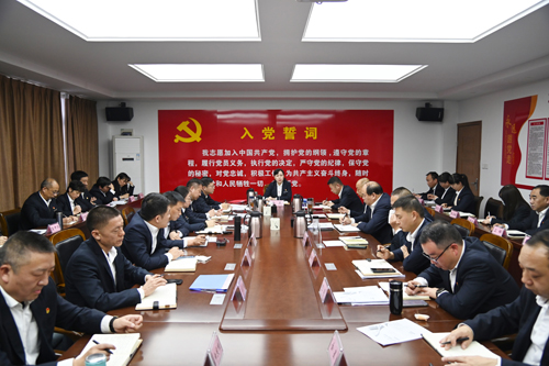 打好“收官戰” 謀好“開(kāi)局篇”！洛陽(yáng)公交集團召開(kāi)11月董事長(cháng)月調度會(huì )02.JPG